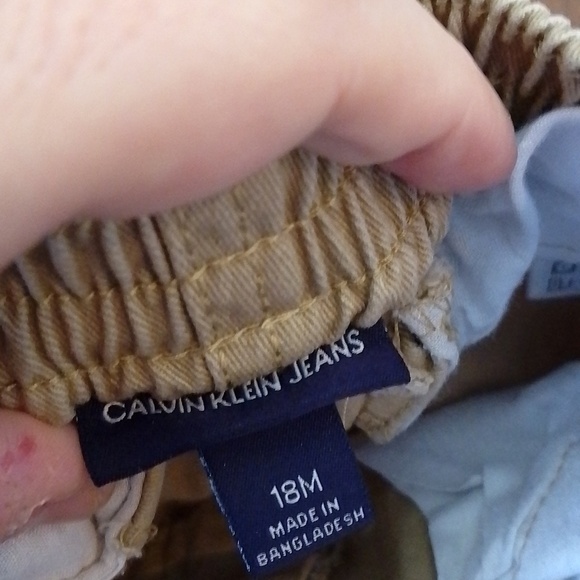 Calvin Klein jeans kakhi short  18 months . Summer or spring - Picture 2 of 3